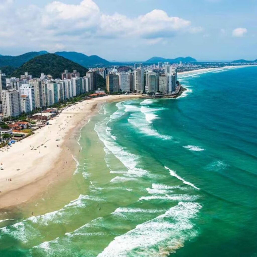 Um cartão postal de Santos praia vista de cima